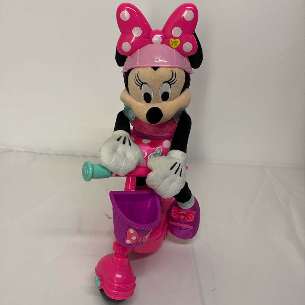 Disney| Scooter Minnie Mouse plush sing & spin toy, talking Minnie Mouse